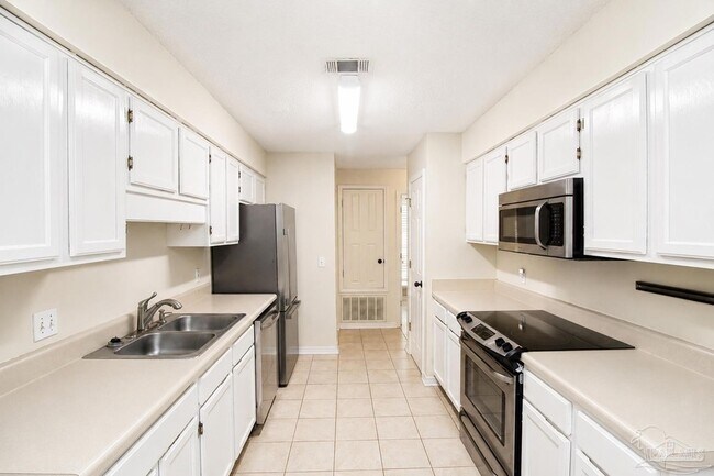 Building Photo - 10609 Creek Ridge Dr