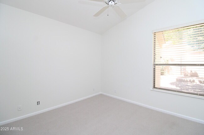 Building Photo - 902 E Desert Flower Ln