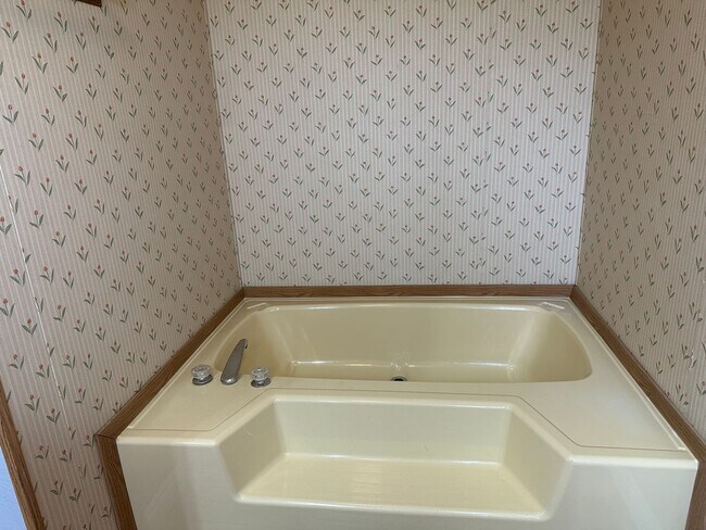 Building Photo - Peaceful Country Living on 2 Fenced Acres