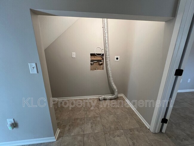 Building Photo - 3805 Maquoketa Dr