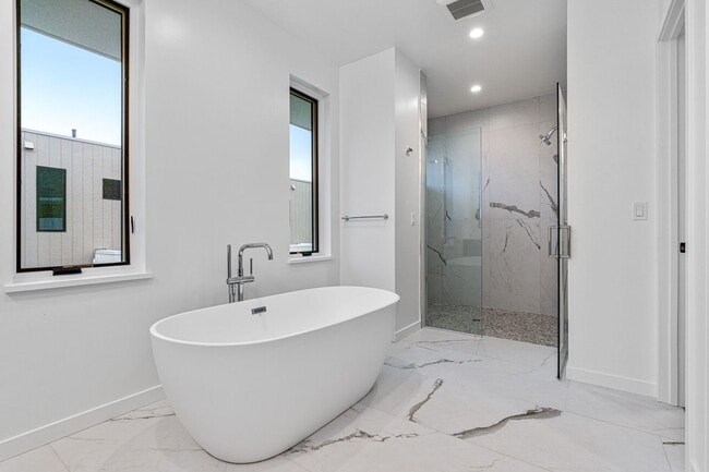 Building Photo - LUXURY LIVING 5 Bed 5 Bath New Home Located In Boulder- Available now!