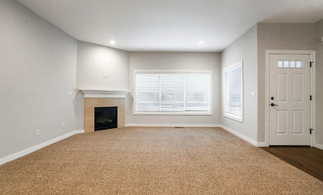 Building Photo - 1/2 OFF FIRST MONTH RENT! Beautiful and Spacious Single Family Condo in Fantastic NE Salem Location