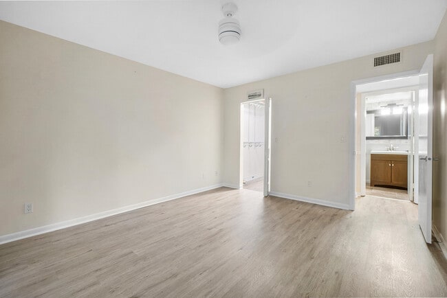 Building Photo - 18081 SE Country Club Dr