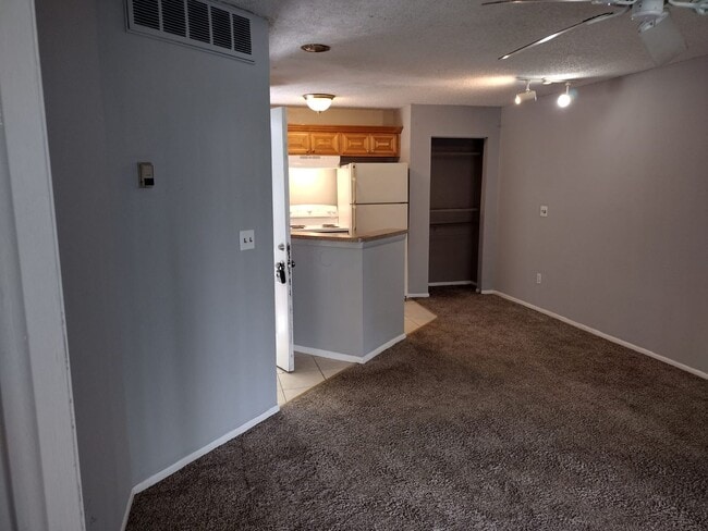 Building Photo - 1/1 Condo available on Plaza. Close to Mall at Millenia, Orlando