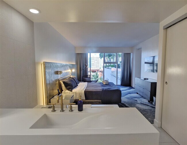 Building Photo - 3101 Bayshore Dr