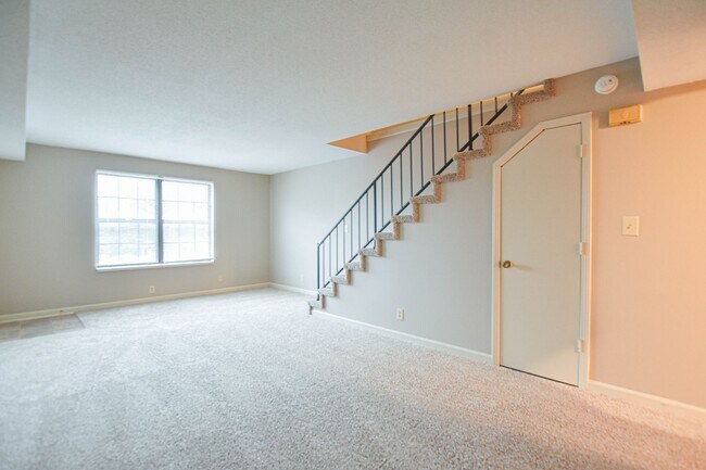 Building Photo - 1533 E Knollwood Cir