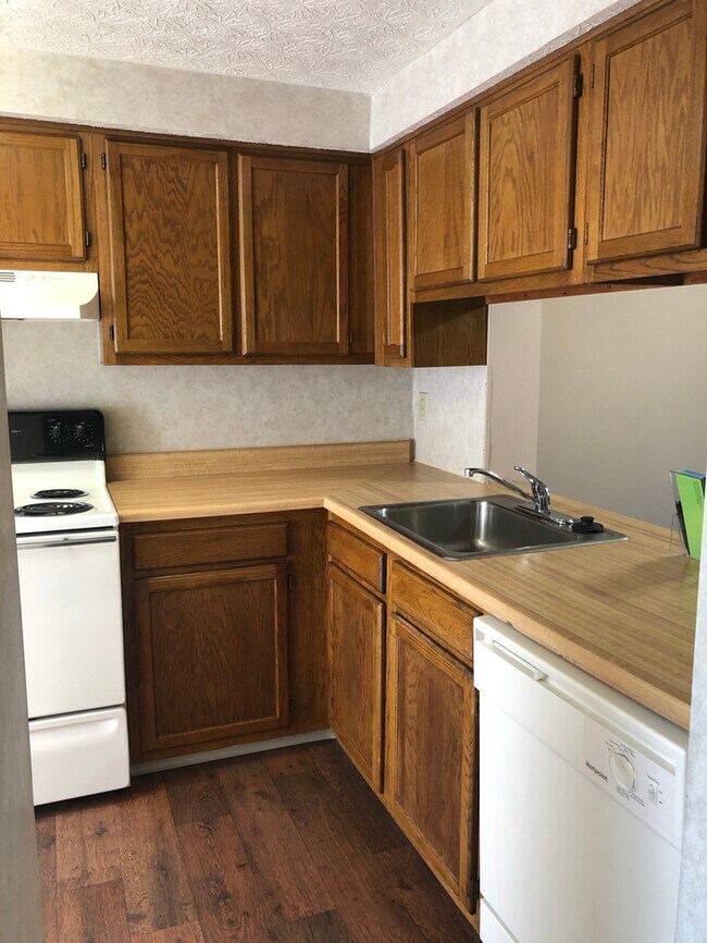 Building Photo - Townhome with basement!