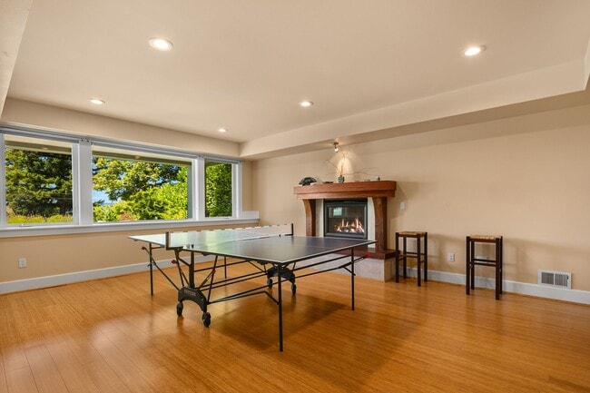 Building Photo - Exquisite Kirkland Estate - Lake Front Views