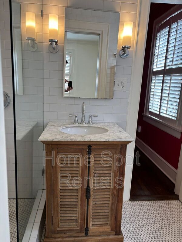 Building Photo - 8 Collier Rd NW