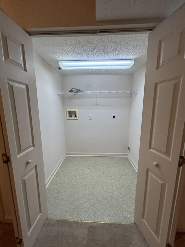 Building Photo - 17 Rosewood Ct