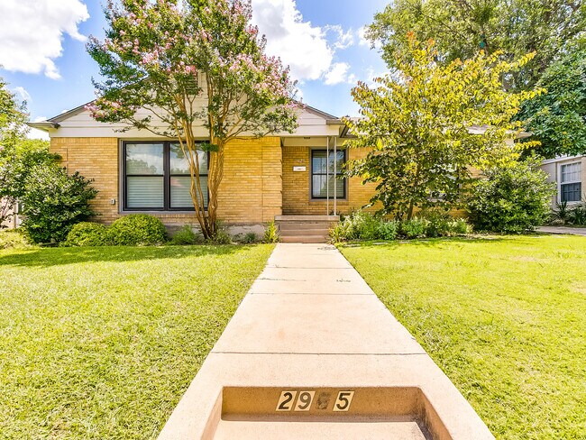Primary Photo - 2925 5th Ave