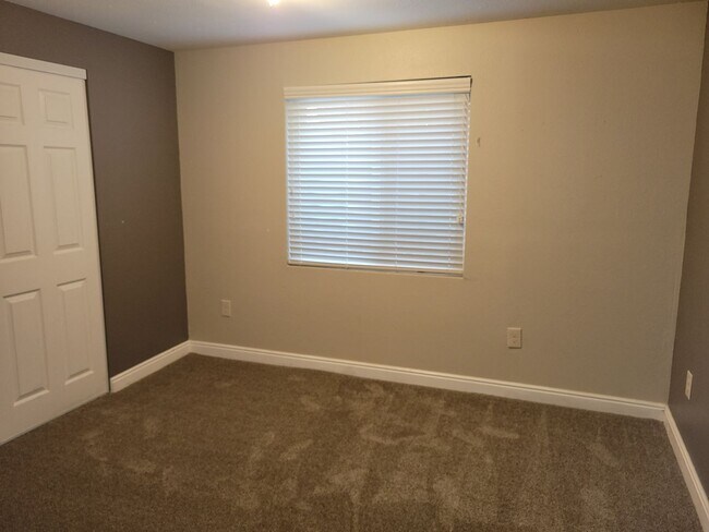 Building Photo - 305 Holbrook St
