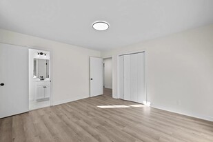 Building Photo - 2404 Southern Dr