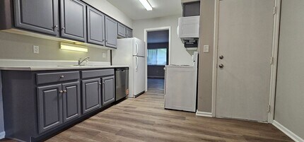 Building Photo - 3030-3032 Creekview Circle