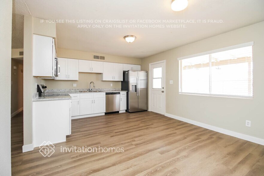 Building Photo - 1205 W El Alba Way