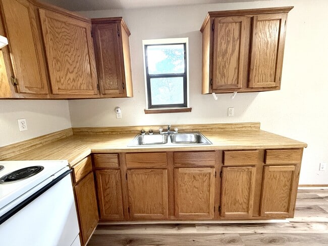 Building Photo - 818 Roff St