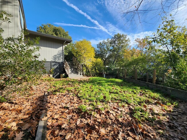 Building Photo - 2015 Cummings Dr