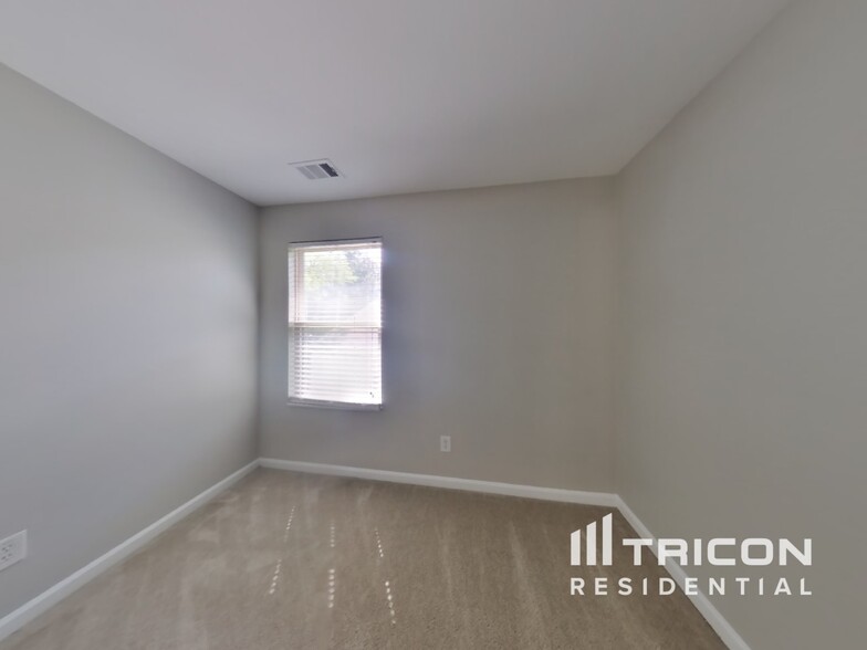 Building Photo - 4370 Rainer Dr