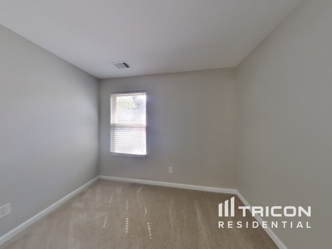 Building Photo - 4370 Rainer Dr