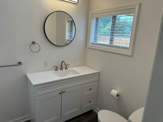 Building Photo - Updated 3 bedroom 2 bathroom duplex in his...