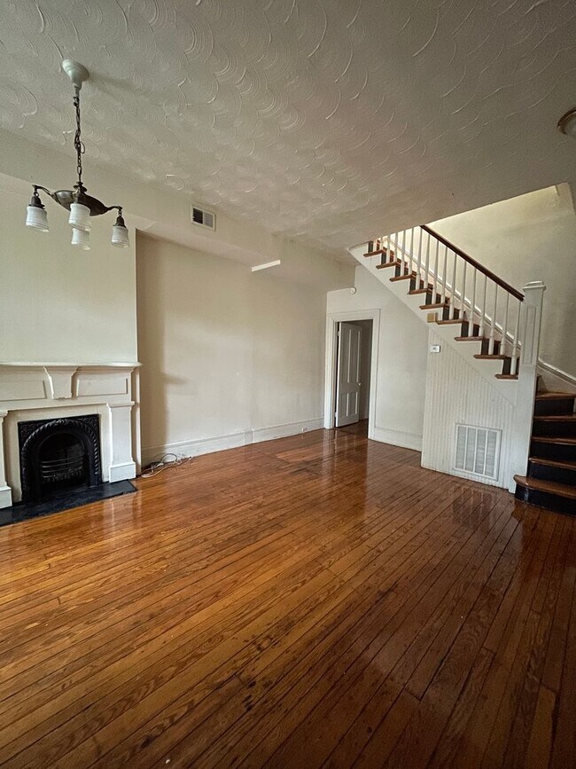 Building Photo - Amazing 3 bdrm/1.5 bath House Conveniently Located in The Heart of VCU and Downtown!