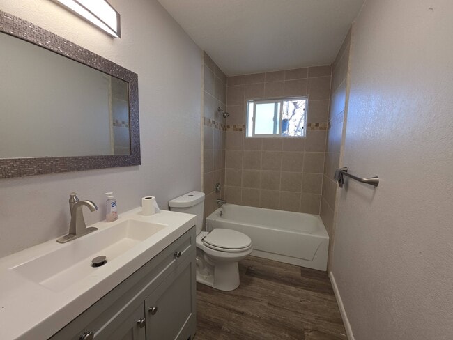 Building Photo - 750 Crosby Ln