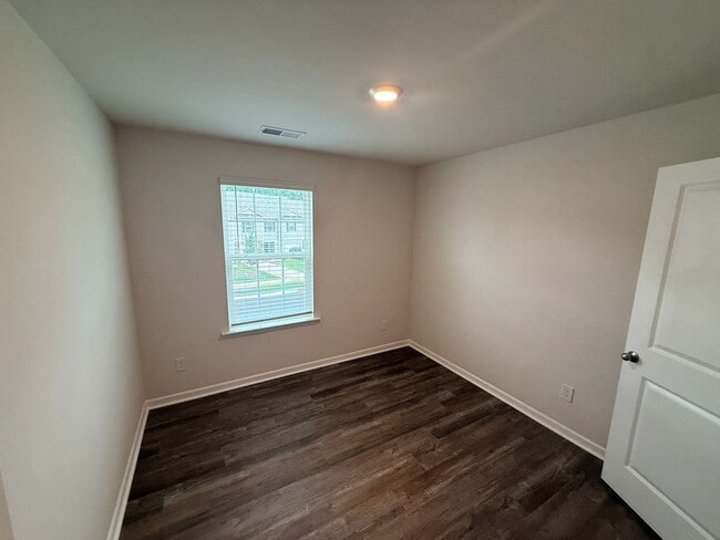Building Photo - Like New, Upgraded townhome!