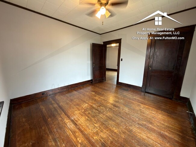 Building Photo - 302 W 6th St