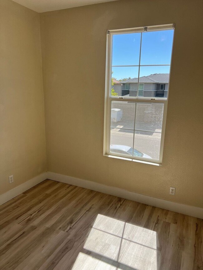 Building Photo - Move in Special $200.00 off first month's ...