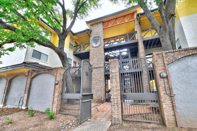 Primary Photo - 806 W 24th St