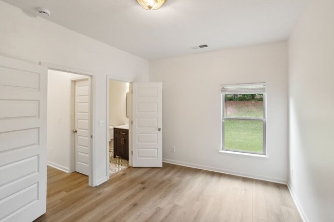 Building Photo - 5 Bed 3 Bath in Jonesboro!