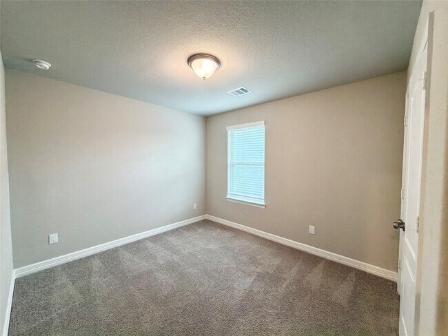Building Photo - 415 Northern Pike Dr
