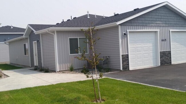 Primary Photo - 665 S Park Ave