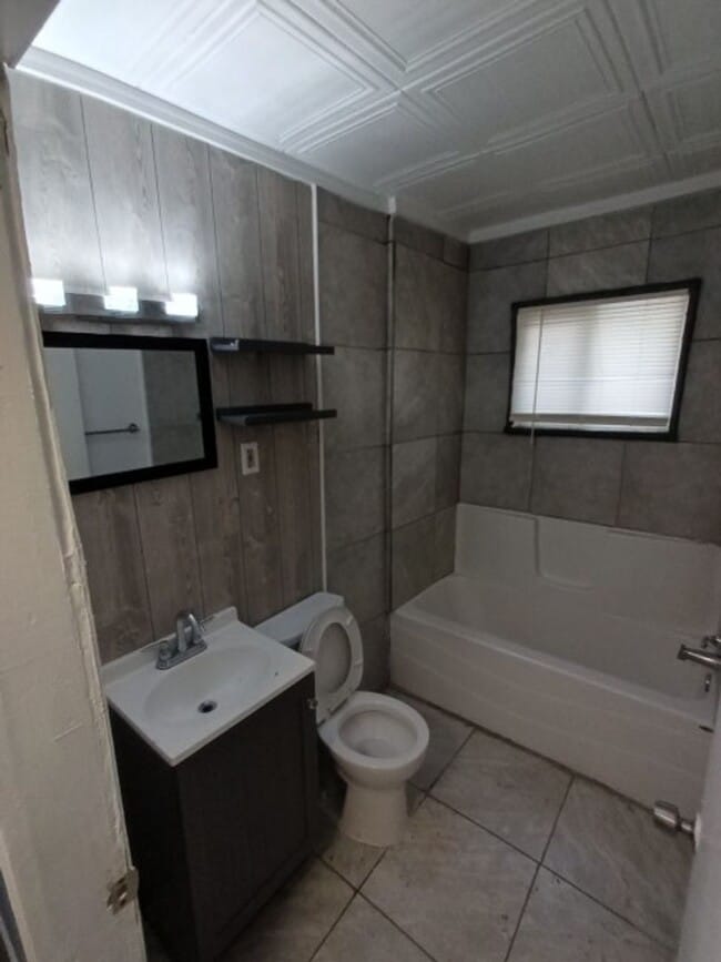 Building Photo - 4 bed, 1 bath bungalow NOW AVAILABLE!