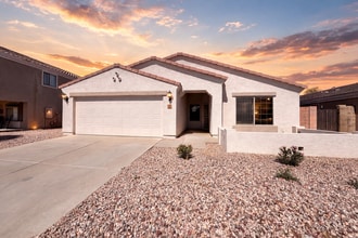 Building Photo - Charming 4 bed 2 bath home in the Ghost Ranch Communtity