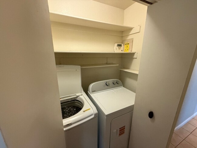 Building Photo - Temescal and Moonstar Duplex