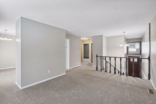 Building Photo - Lovely 4BR 2BA Townhome in Coon Rapids