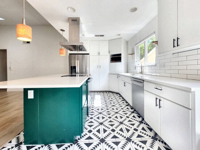 Building Photo - 3/BR 2/BA Single-Level Home with Sunroom a...