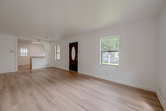 Building Photo - For Lease | 3 Bed, 1 Bath | 1,199 Sq Ft | East End Houston