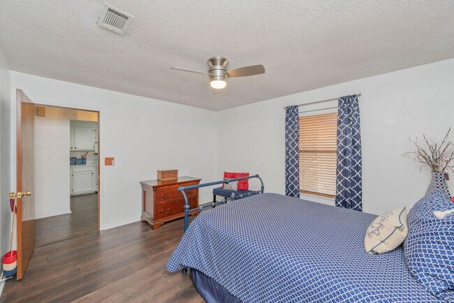 Building Photo - Enjoy resort-style amenities with this rental!