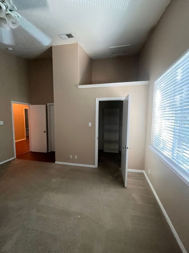 Building Photo - 6bed/3bath with garage in North Campus