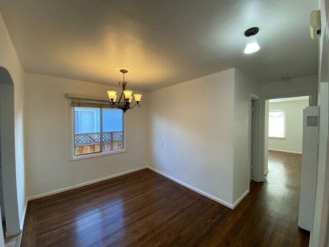 Building Photo - G4 |  (GRUB IV) 921-923 South B Street