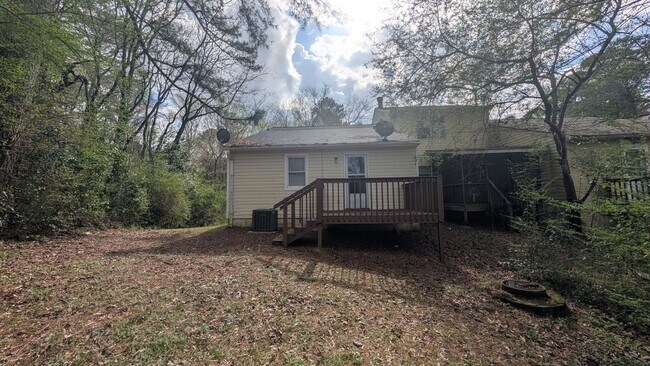 Building Photo - 2BR/1.5BA Renovated Townhome