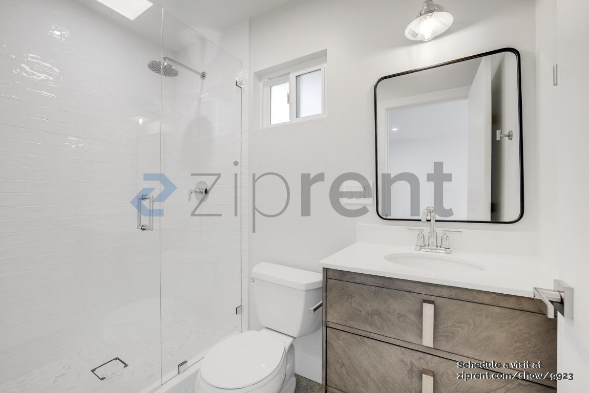 Building Photo - Unit B