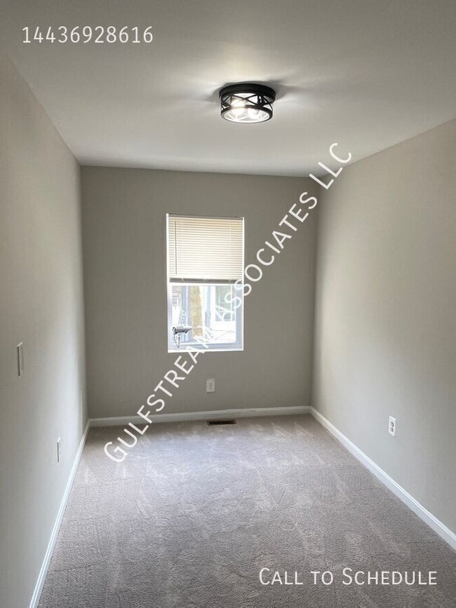 Building Photo - 2413 Llewelyn Ave