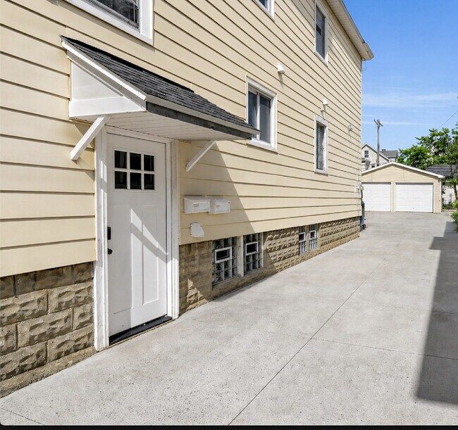 Building Photo - Furnished 4-Bedroom, 2-Bath Lower Unit in North Buffalo
