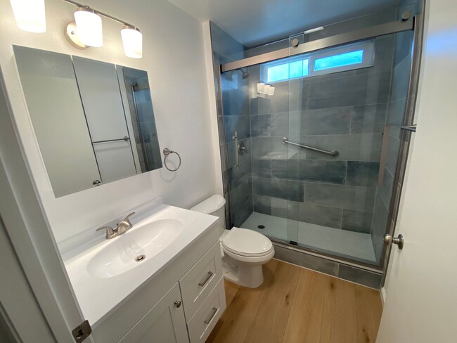 Building Photo - 2 Bed 2 Bath with Remodeled Bathrooms! Wat...