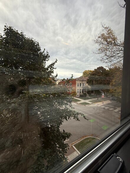 Building Photo - 2211 W Eastwood Ave