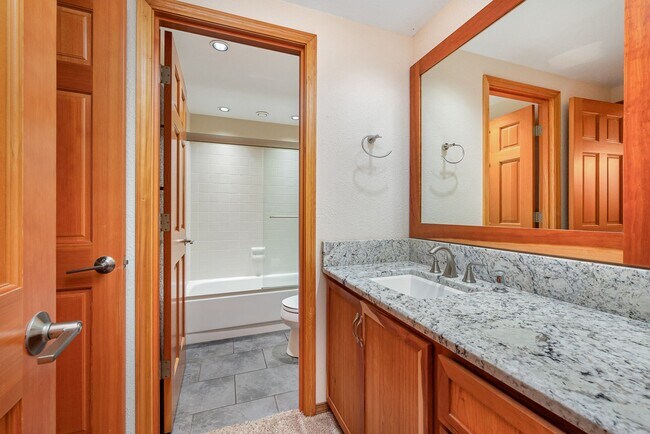 Building Photo - 5 Bed 3 Bath home In Bellevue Available Now