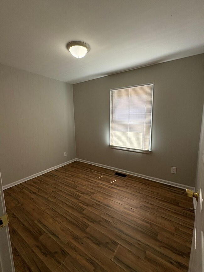 Building Photo - Spacious 5Bedroom 2 Bathroom House